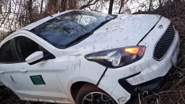 Com carro da saúde, motorista sai da pista e bate em árvores na BR-163 em Cascavel