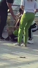 شجار عنيف بين ماغي بو غصن وسيدة تعنّف طفلها في الشارع