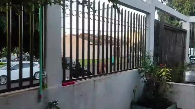 Caminhonete invade residência após colisão no Bairro Pioneiros Catarinenses