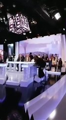 منى أبو حمزة تسقط أرضاً ويصطدم وجهها بالطاولة خلال برنامجها