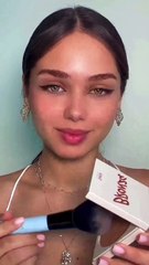 عززي جمال شفتيك في الأعياد مع غلوس Siella Beauty بزبدة الفستق والشيا