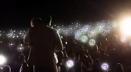 معجبة تقتحم المسرح وتهجم على سيف نبيل