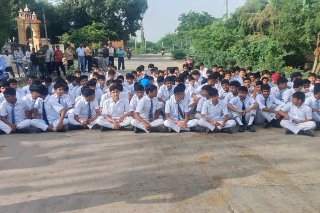 Bundi: मेस में सही खाना नहीं मिलने पर छात्रों का फूटा गुस्सा, सड़क जाम करके प्रिंसिपल को हटाने की रख दी डिमांड, दे दी ये चेतावनी