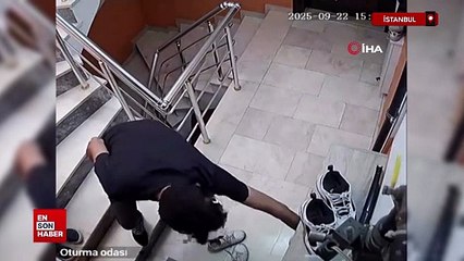 İstanbul'da apartmana giren bir kişi daire önlerindeki ayakkabıları çalıp kaçtı