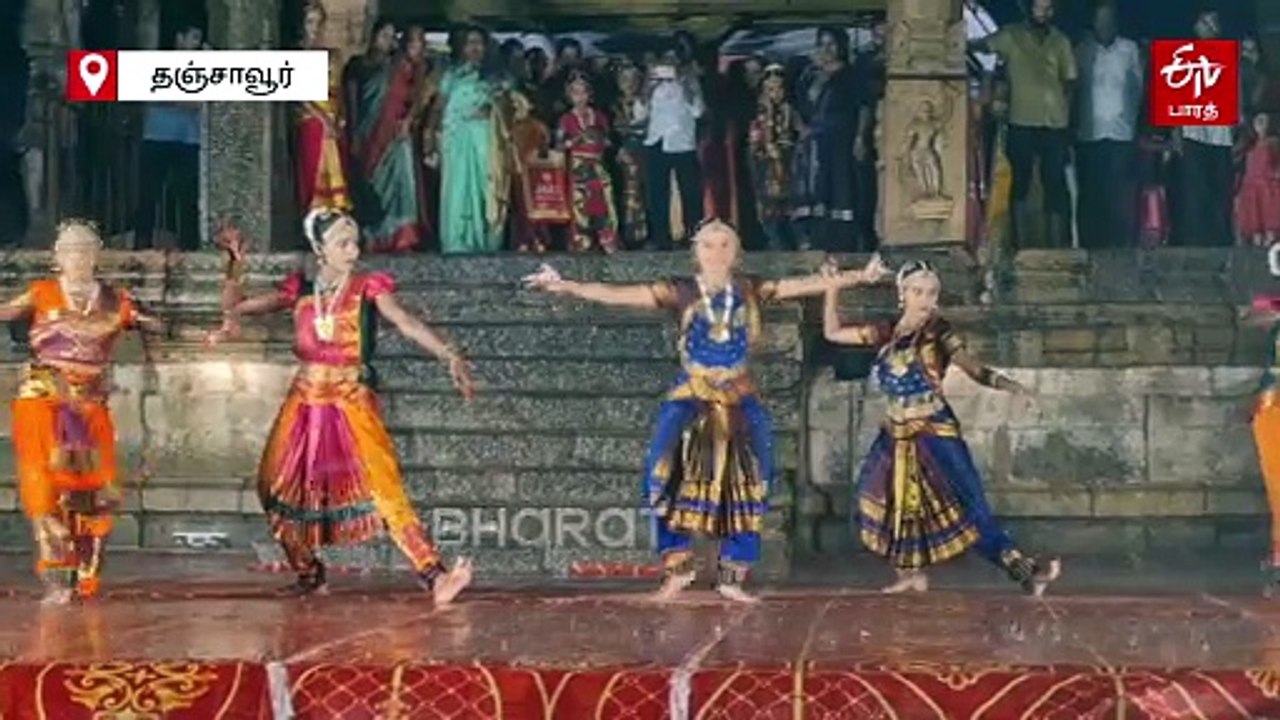 கொட்டும் மழையில் பரதநாட்டியம் ஆடி அசத்திய கலைஞர்கள்!