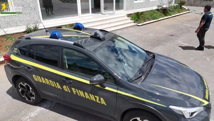 Il telecomando, congegni elettronici, brandine per la notte: dentro l'enorme bunker clandestino per la produzione di sigarette