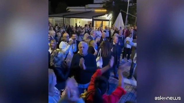 Tajani balla sulle note di Un'avventura , è l'omaggio di FI a Mogol