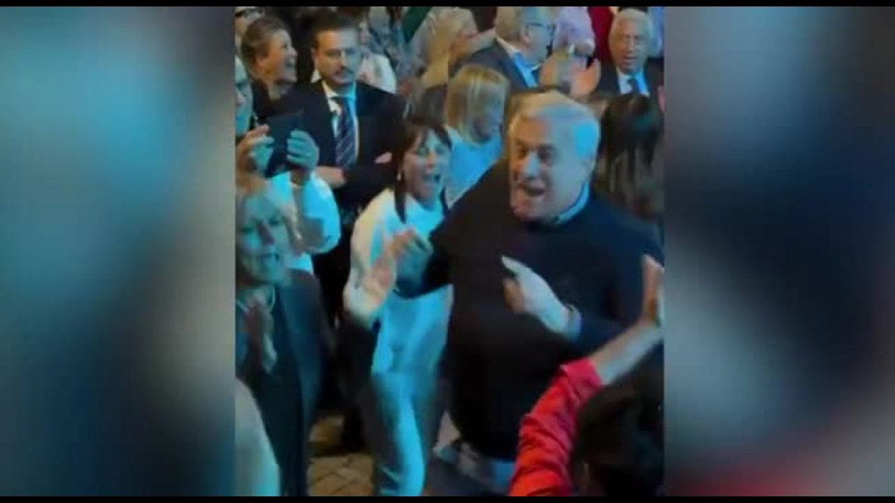 Tajani balla sulle note di "Un'avventura", è l'omaggio di FI a Mogol