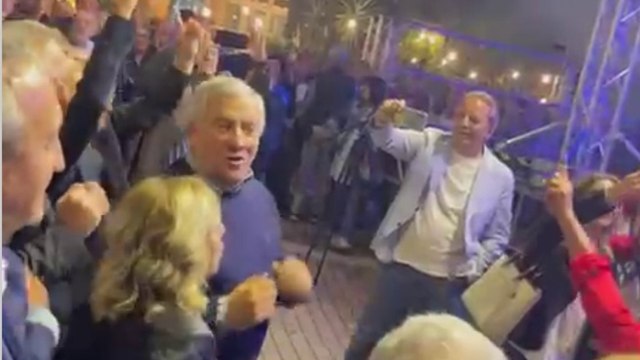 Tajani balla scatenato sulle note di «Un'avventura» di Lucio Battisti alla festa di Forza Italia a Telese Terme