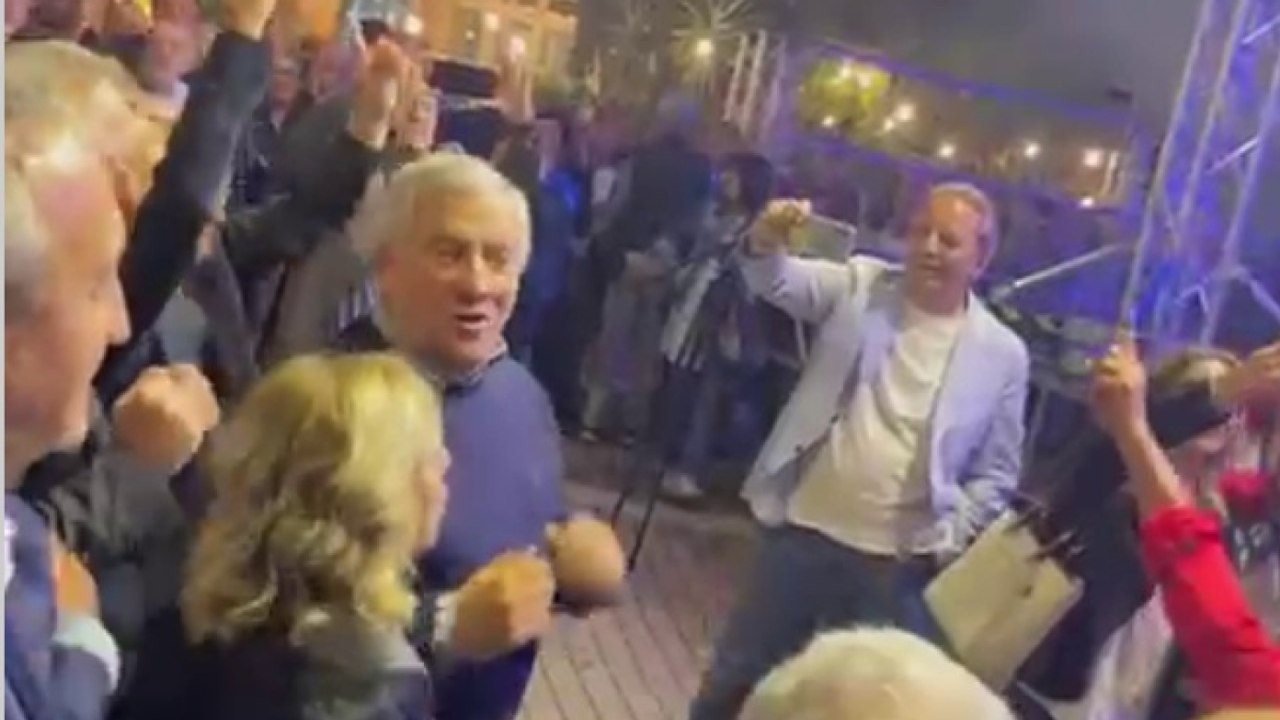 Tajani balla scatenato sulle note di «Un'avventura» di Lucio Battisti alla festa di Forza Italia a Telese Terme