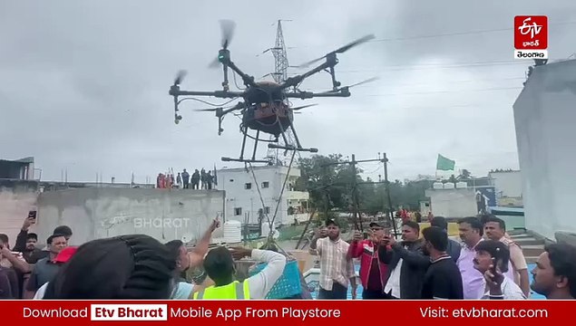 మూసీ వరద బాధితులకు డ్రోన్ల ద్వారా ఆహారం సరఫరా