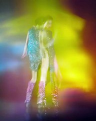 أحجار الراين والفراء وزخاف غير متماثلة في تصاميم Guiseppe Zanotti الجديدة