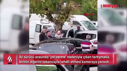 Biri araçtan sopayla indi, diğeri tabancayı çıkardı! Trafik terörü kamerada