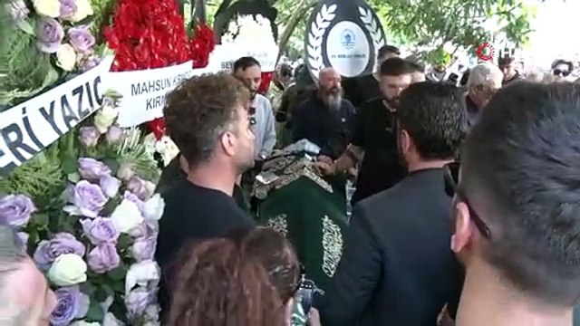 Arabesk müziğinin sevilen kraliçesi Güllü son yolculuğuna uğurlandı