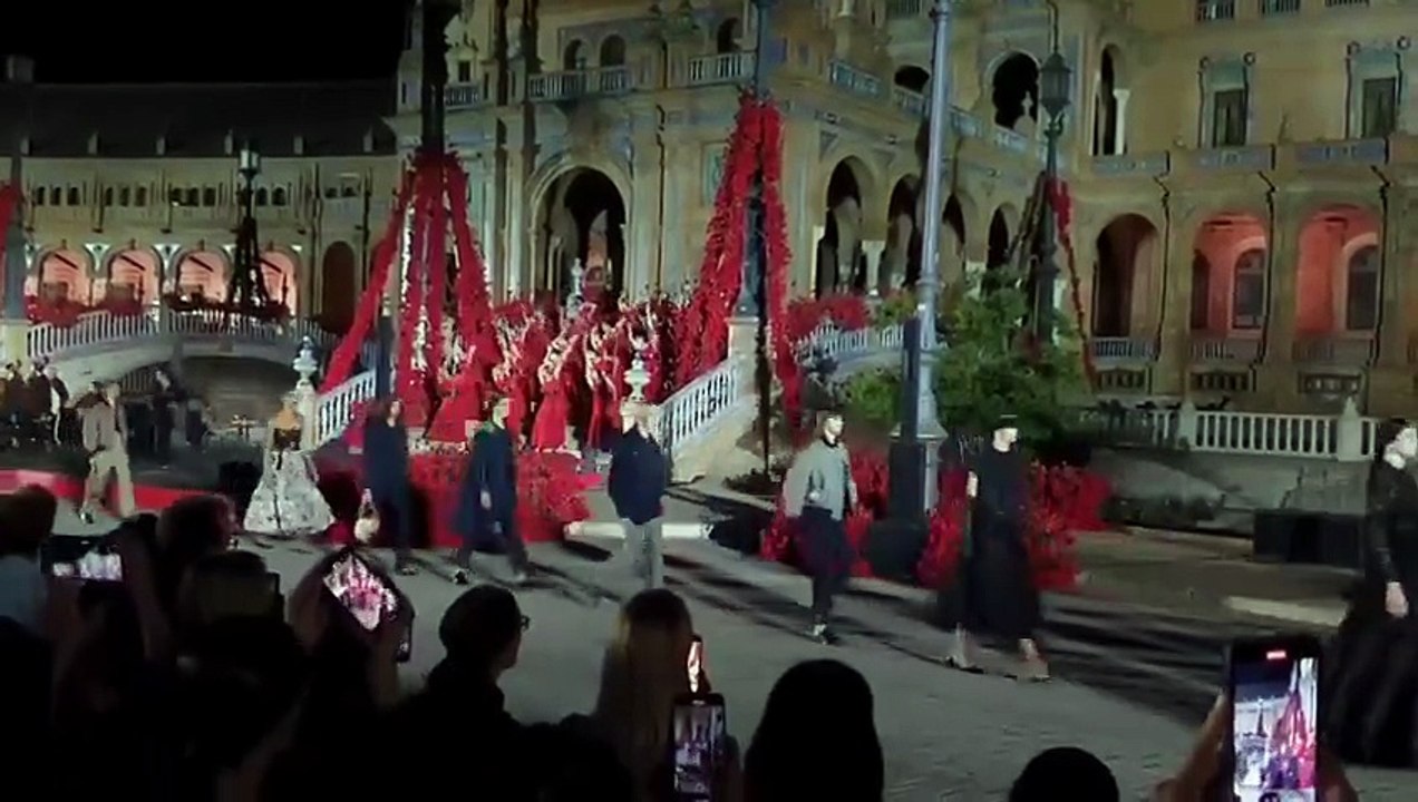 ديور تُجدّد علاقتها بالثقافة الإسبانية والحرفية...