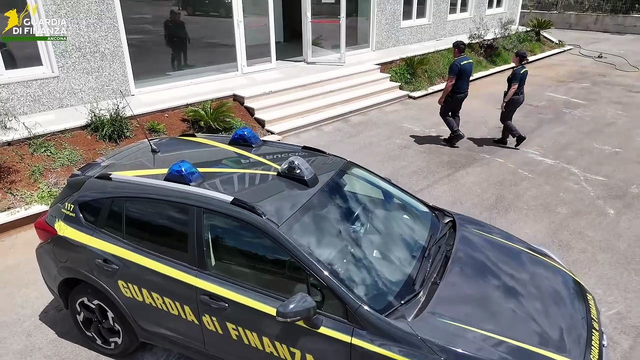 Contrabbando, scoperta a Cassino una mega fabbrica di sigarette: sequestrate 300 tonnellate