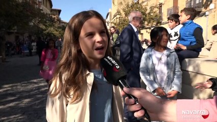 Un grupo de escolares recibe a la familia real en Olite