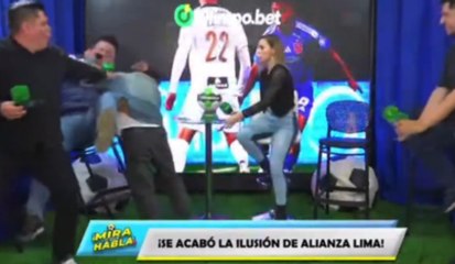 Surrealista: dos periodistas se lían a puñetazos en pleno directo en la televisión de Perú