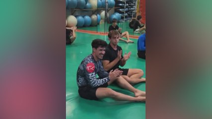 Topuria aparece por sorpresa en un gimnasio y somete a todos sin despeinarse