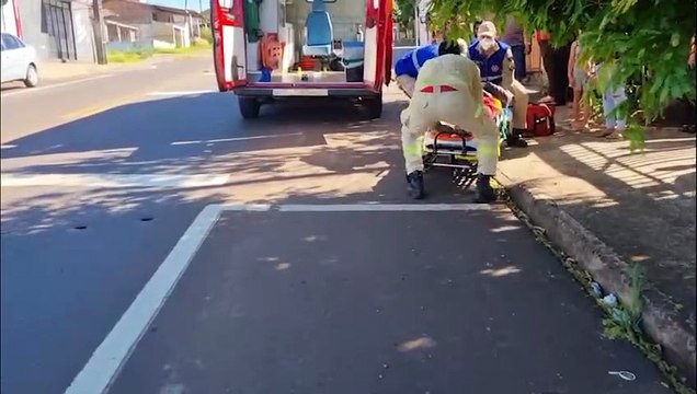 Forte colisão entre moto e carro deixa jovem ferido no Bairro Periolo