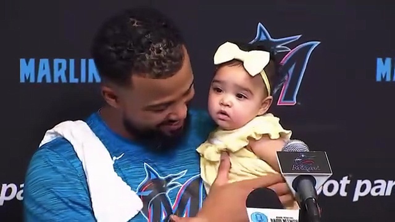 Con su hija en brazos, Sandy Alcántara rompe en llanto “mi familia es mi mayor motivación”