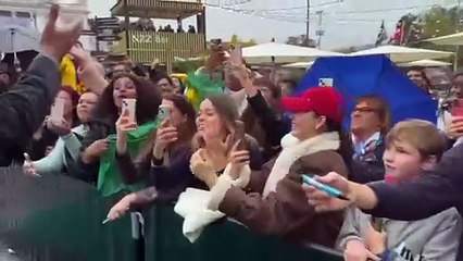 Wagner Moura é recebido com festa ao som de 'Faraó', no Festival de Cinema de Zurique