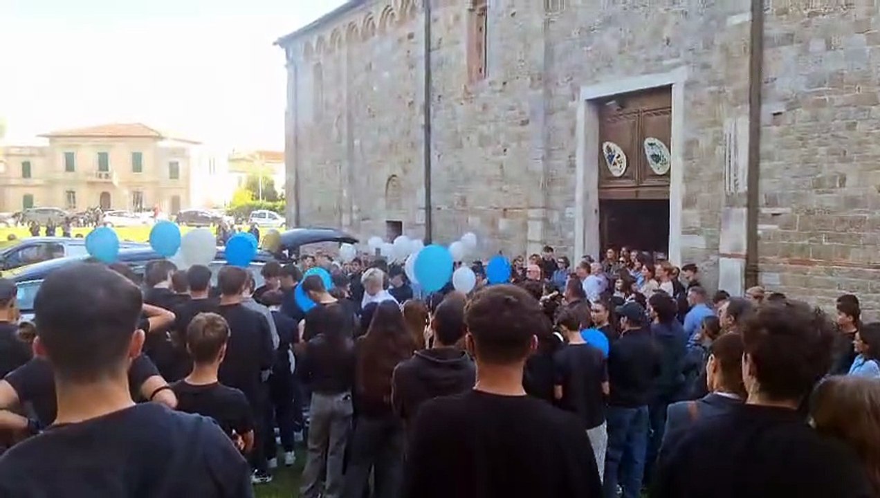 Pisa, morto nello schianto in moto: palloncini in cielo per Leonardo
