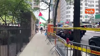 Bandiere Palestina sventolate per le vie di New York da un gruppo di attivisti