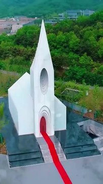 She gave her all, but was treated as a stand-in. The night Bai Yueguang returned home, she was framed and nearly died. After escaping death, she had plastic surgery to resemble Bai Yueguang and appeared at their wedding. The man panicked instantly, but sh