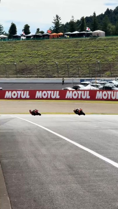 🔥 Quel samedi au MotoGP de Motegi !Bagnaia en patron : pole record puis victoire au Sprint devant Márquez et Acosta 🏁.Márquez, lui, file droit vers un nouveau titre 🌟.Côté français, Quartararo reste en difficulté avec une Yamaha loin du rythme 😬.