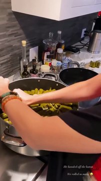 بيلا حديد تحضّر ورق العنب مع والدها على نغمات نانسي عجرم