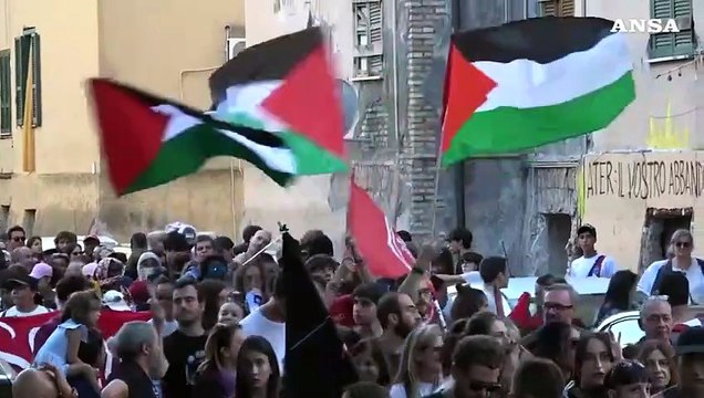 Roma, sfila il corteo popolare del Quarticciolo: Modello Caivano non ci appartiene