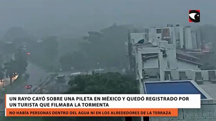 Un rayo cayó sobre una pileta en México y quedó registrado por un turista que filmaba la tormenta