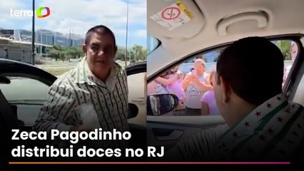 Zeca Pagodinho distribui doces no RJ e é confundido com Martinho da Vila