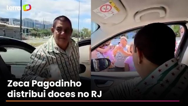 Zeca Pagodinho distribui doces no RJ e é confundido com Martinho da Vila