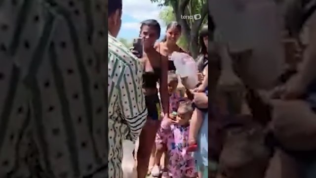 Zeca Pagodinho distribui doces no RJ e é confundido com Martinho da Vila