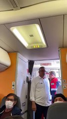 Alexandre Padilha socorre passageira em voo