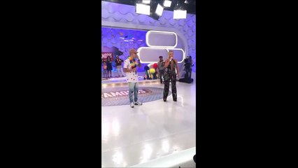 Eliana vai até o chão e faz o quadradinho na gravação do programa 07-02-2017