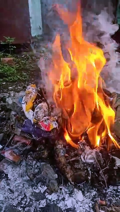 Membakar sampah