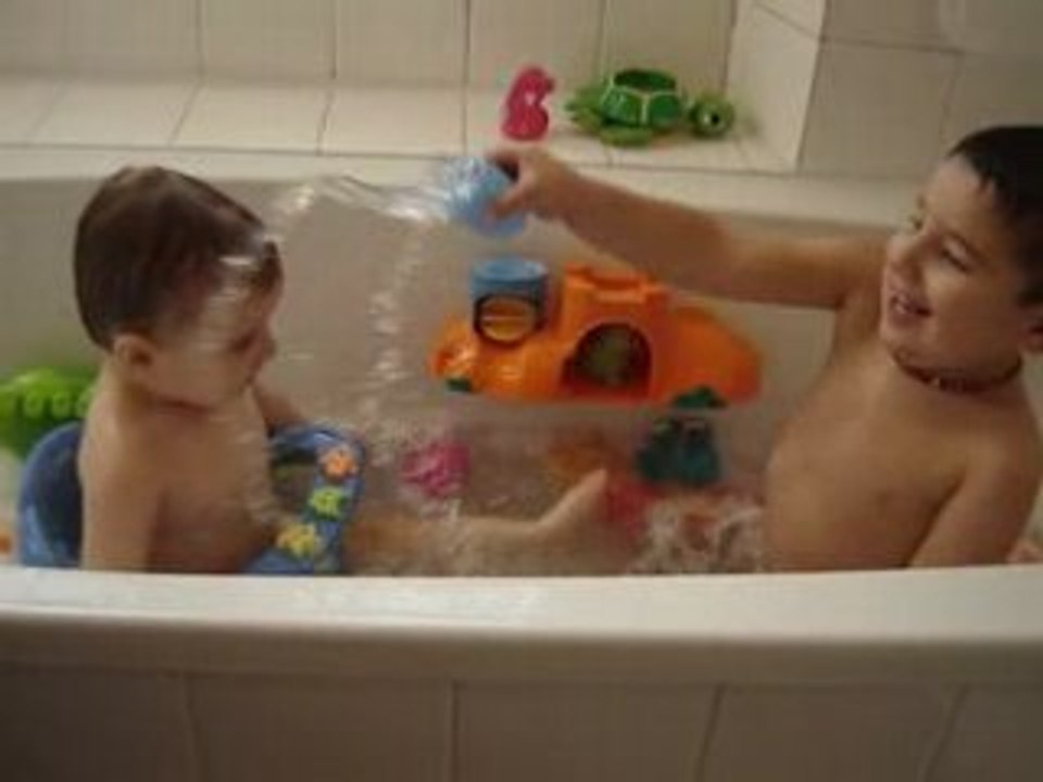 ENZO ARROSE MATHEO DANS LE BAIN...
