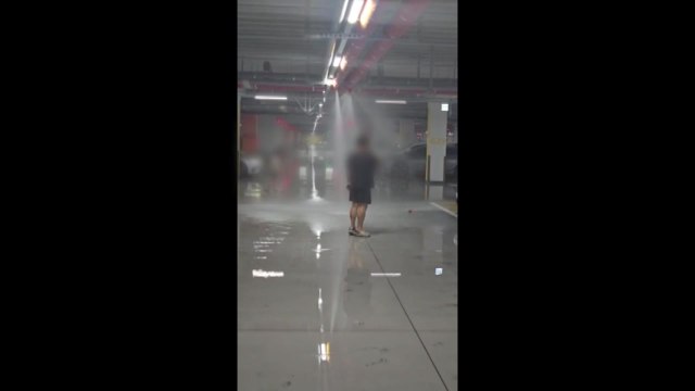 아파트 지하주차장 '물난리'... 탑차가 배관 건드려 / YTN