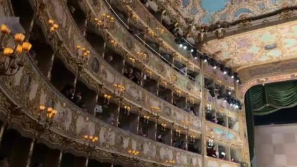 Fenice: pubblico distribuisce volantini contro Venezia