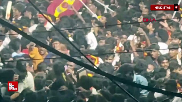 Hindistan'da miting alanında izdiham