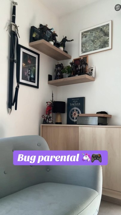 Je voulais juste jouer avec ma manette 🎮… et je me suis retrouvé en princesse licorne 🦄 sur le lit de ma fille. La vie de parent gamer, c’est souvent comme ça : imprévisible et drôle ! 😂