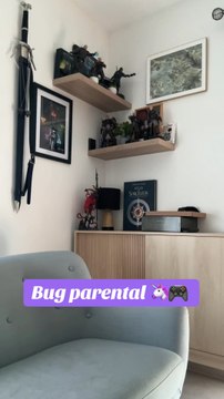 Je voulais juste jouer avec ma manette 🎮… et je me suis retrouvé en princesse licorne 🦄 sur le lit de ma fille. La vie de parent gamer, c’est souvent comme ça : imprévisible et drôle ! 😂