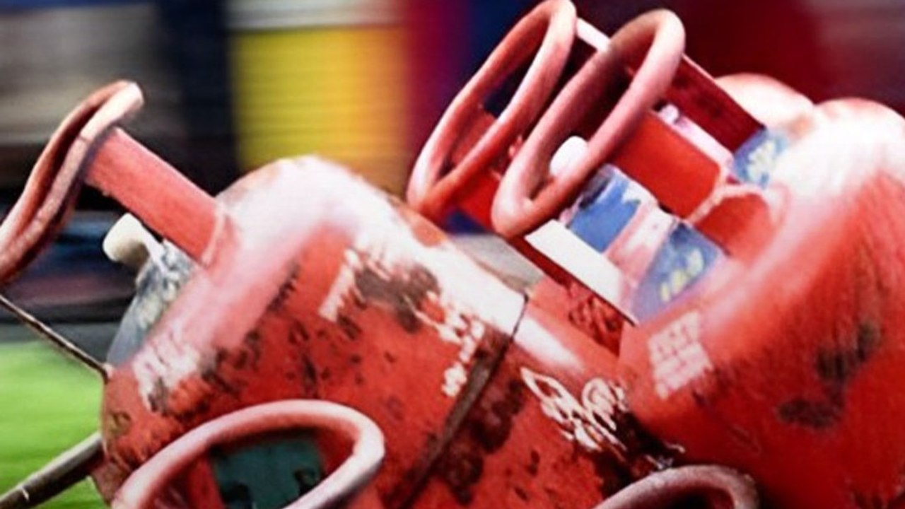 LPG Price Hike: महंगा हुआ कॉमर्शियल सिलेंडर, जानें...