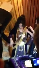 بالفيديو: عريس يلبس عروسه بدلة كاملة من الذهب