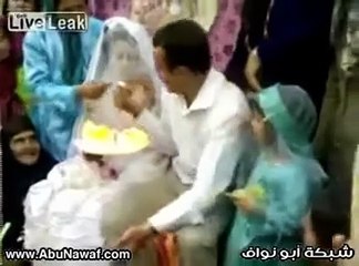 بالفيديو.. عريس يضرب عروسته بعد أن عضّت إصبعه