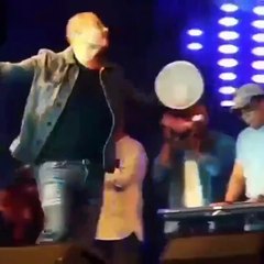 بالفيديو: عمرو دياب يبوح بحبّه على المسرح