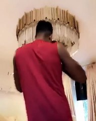 رقصة رائعة بين طفلة كلوي كاردشيان ووالدها